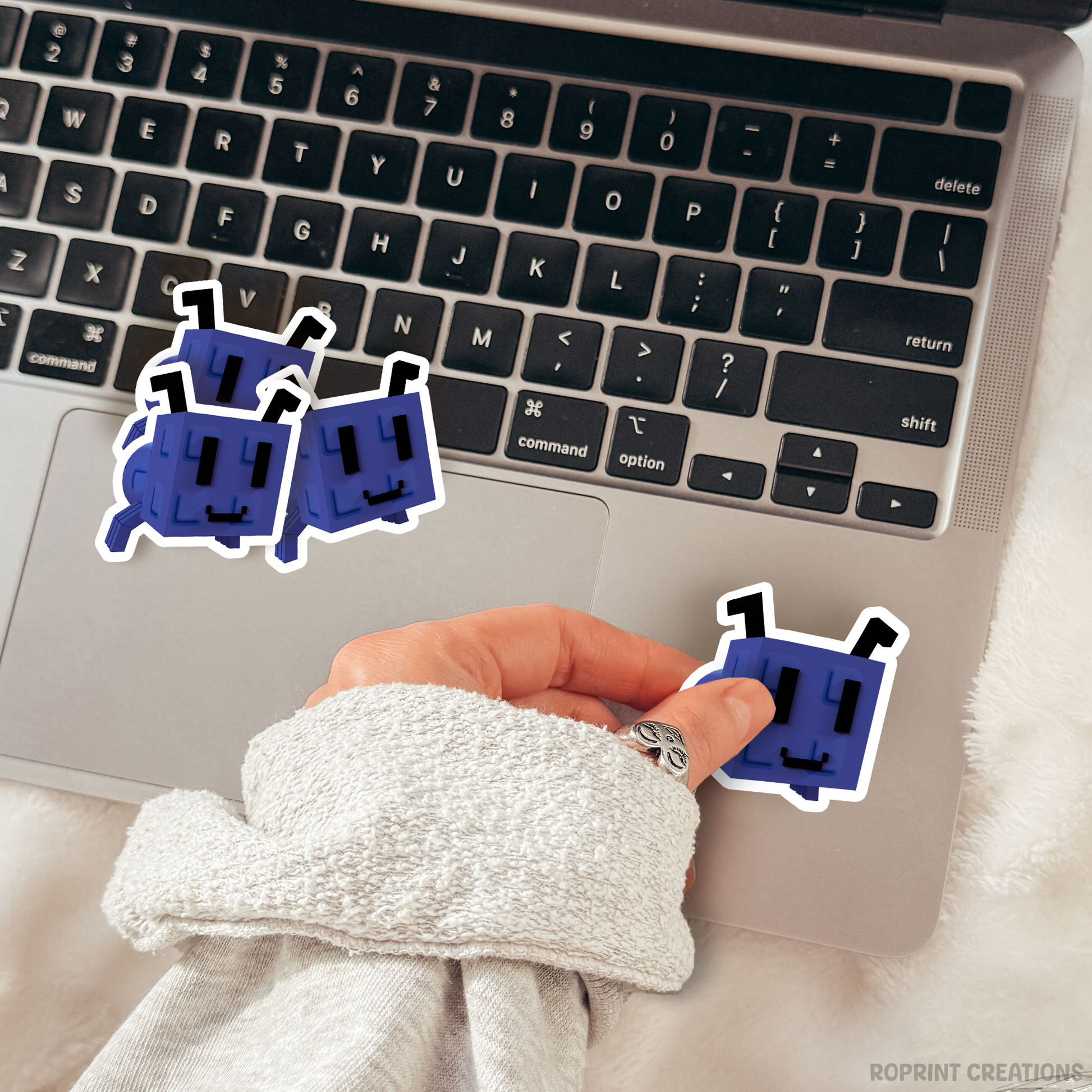 Brighten up your belongings with this adorable Grow A Garden Giant Ant sticker! Perfect for decorating notebooks, laptops, and party favors — the best gift for Roblox Grow A Garden fans.