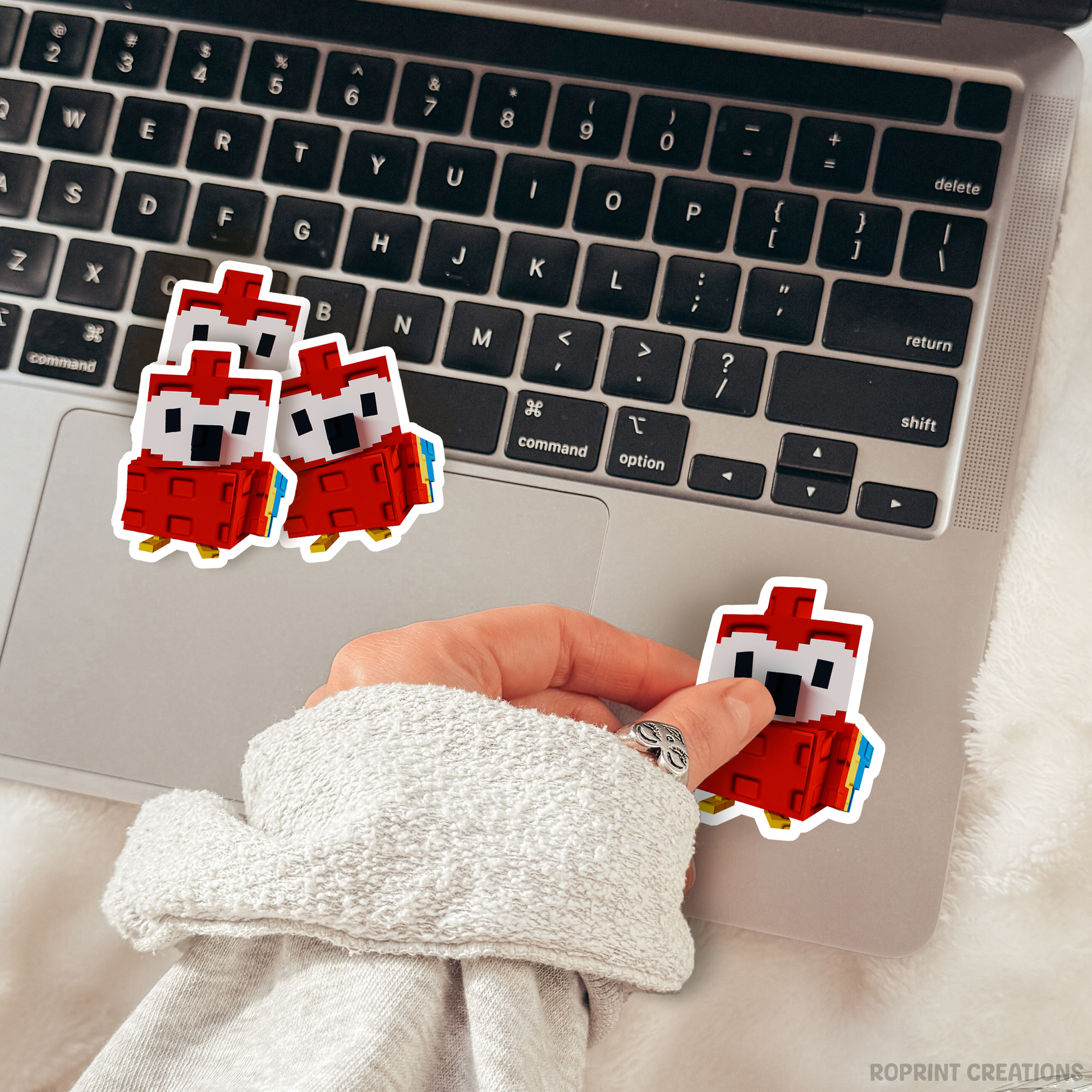 Brighten up your belongings with this adorable Grow A Garden Scarlet Macaw sticker! Perfect for decorating notebooks, laptops, and party favors — the best gift for Roblox Grow A Garden fans.