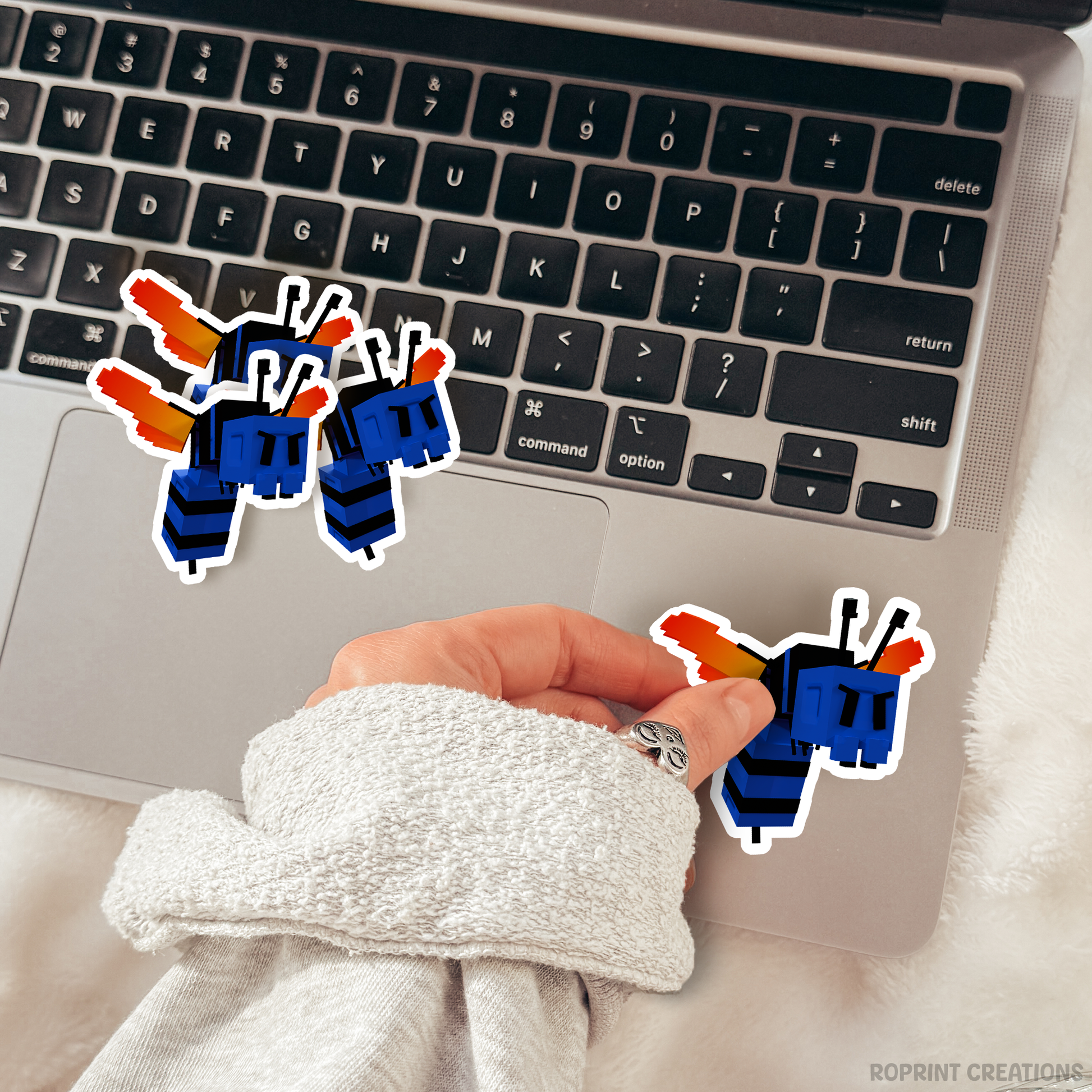 Brighten up your belongings with this adorable Grow A Garden Tarantula Hawk sticker! Perfect for decorating notebooks, laptops, and party favors — the best gift for Roblox Grow A Garden fans.
